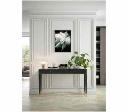 Vue d'une moulure murale MD002, moulure murale polyvante installée et peinte dans un salon