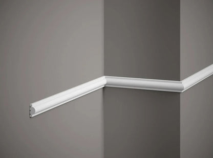 Vue d'une moulure murale blanche MD413 installée sur un mur