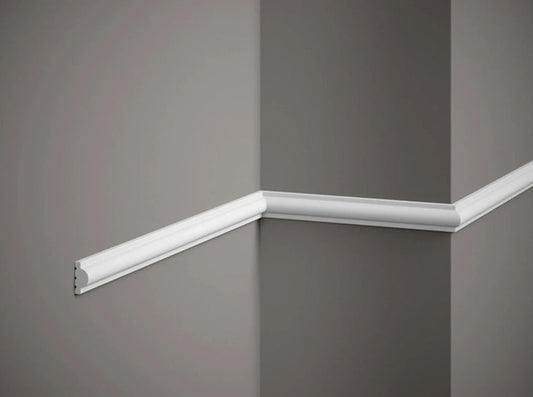 Vue d'une moulure murale blanche MD413 installée sur un mur