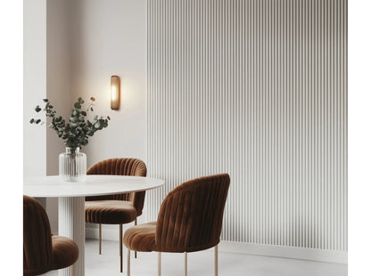 Mur décoratif habillé avec le panneau mural Duna WP001 dans une salle à manger contemporaine.