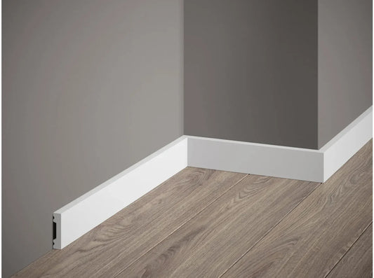 Plinthe décorative blanche MD011 installée sur un mur avec sol en bois, dimensions 200 x 4 x 1 cm