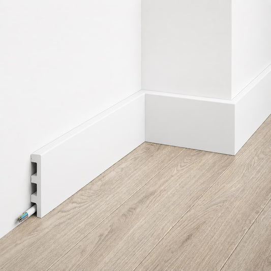 Plinthe décorative blanche MD014 avec goulotte intégrée – installation en angle – dimensions 200 x 8 x 1,4 cm