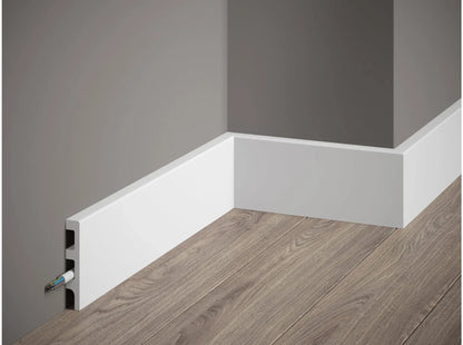 Plinthe décorative blanche MD014 avec goulotte intégrée – installation en angle – dimensions 200 x 8 x 1,4 cm
