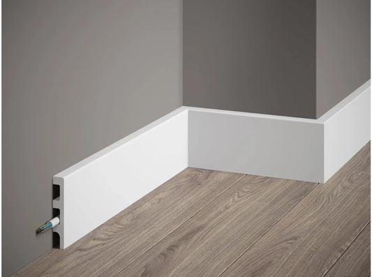 Plinthe décorative blanche MD014 avec goulotte intégrée – installation en angle – dimensions 200 x 8 x 1,4 cm
