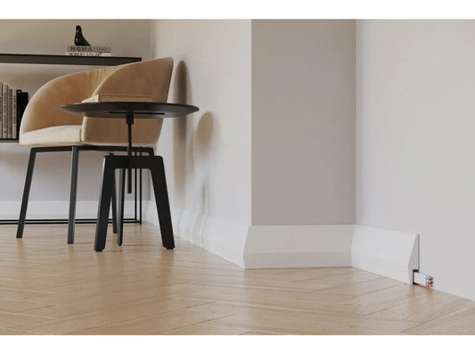 Plinthe MD016 installée dans un salon moderne – profil incliné avec finition blanche – 200 x 10 x 2,3 cm