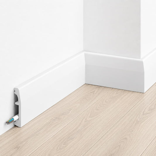 Plinthe décorative blanche MD017 200x6,9x1,4 cm avec cache-câble intégrée posée sur mur gris et sol effet bois Plinthe décorative blanche MD017 200x6,9x1,4 cm avec cache-câble intégrée posée sur mur gris et sol effet bois