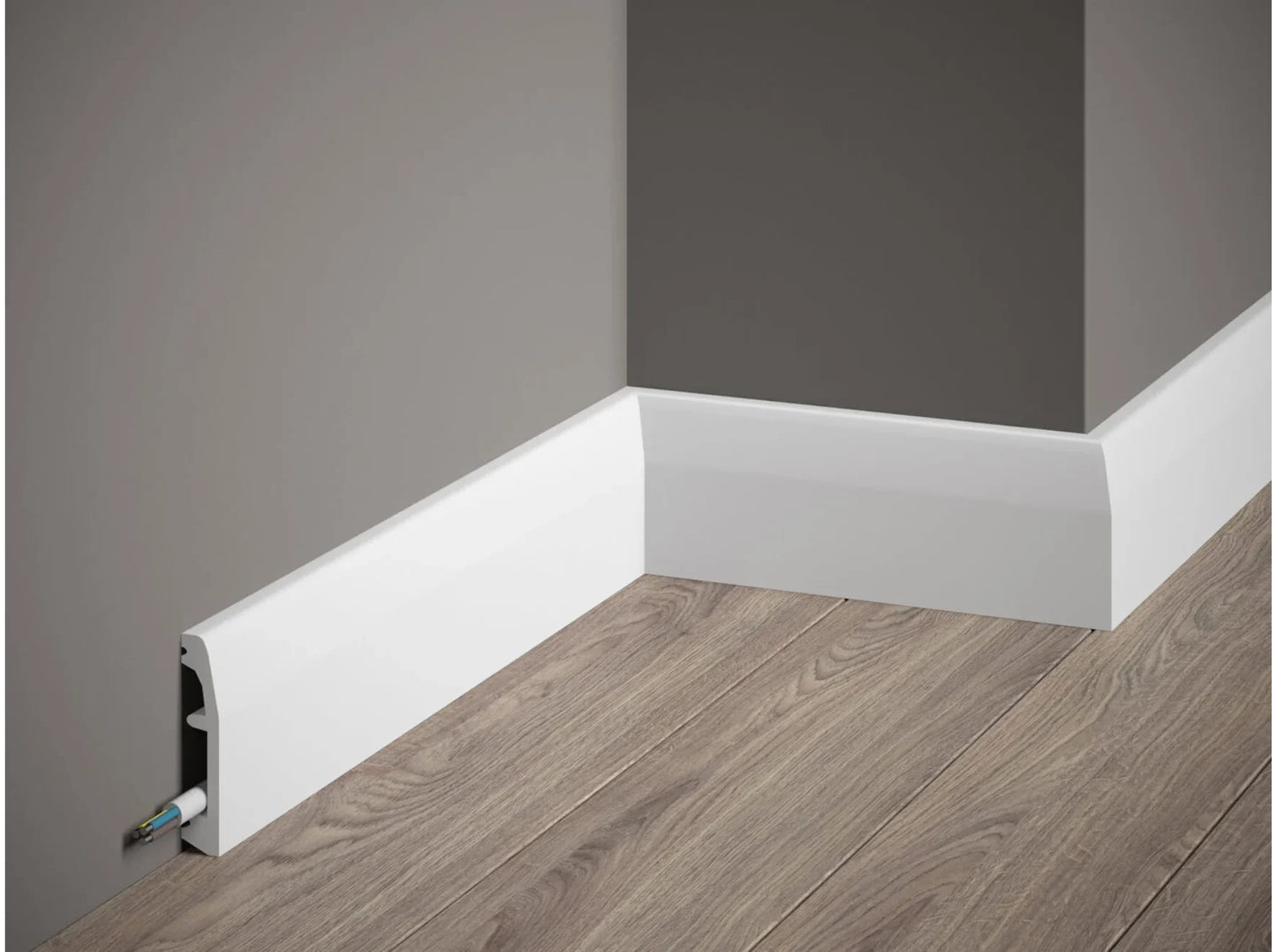 Plinthe décorative blanche MD017 200x6,9x1,4 cm avec cache-câble intégrée posée sur mur gris et sol effet bois Plinthe décorative blanche MD017 200x6,9x1,4 cm avec cache-câble intégrée posée sur mur gris et sol effet bois