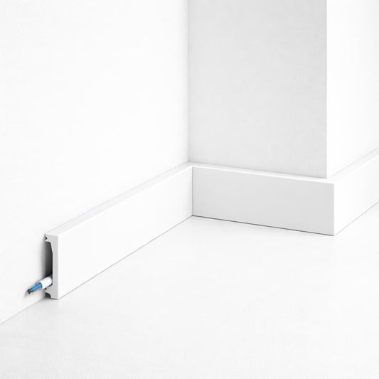 Plinthe décorative blanche MD032 200 x 6 x 1,3 cm installée au bas d’un mur, finition moderne pour sol et mur intérieur