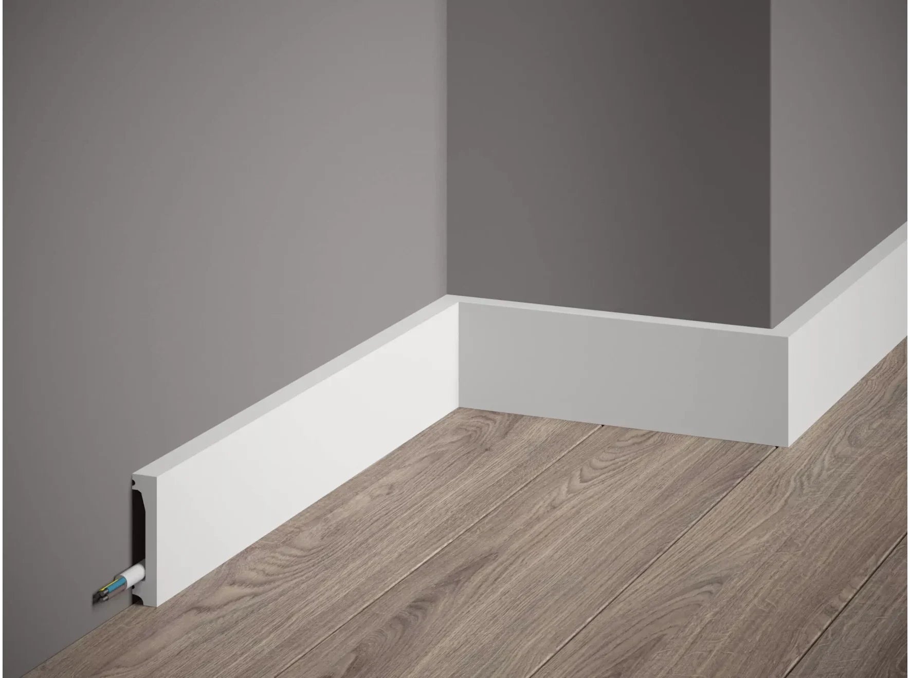 Plinthe décorative blanche MD032 200 x 6 x 1,3 cm installée au bas d’un mur, finition moderne pour sol et mur intérieur