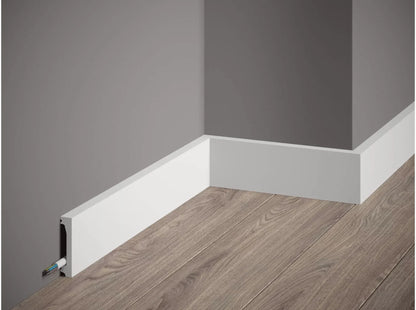 Plinthe décorative blanche MD032 200 x 6 x 1,3 cm installée au bas d’un mur, finition moderne pour sol et mur intérieur