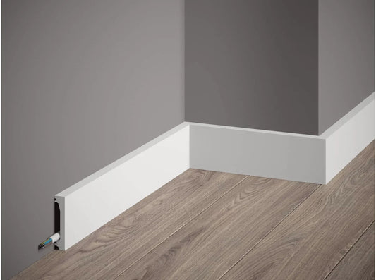 Plinthe décorative blanche MD032 200 x 6 x 1,3 cm installée au bas d’un mur, finition moderne pour sol et mur intérieur