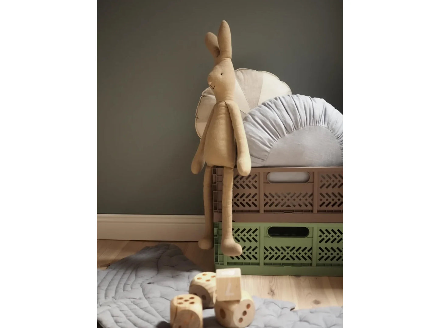 Plinthe moulurée MD094 installée dans une chambre d’enfant – finition murale élégante – 200 x 9,4 x 1,2 cm