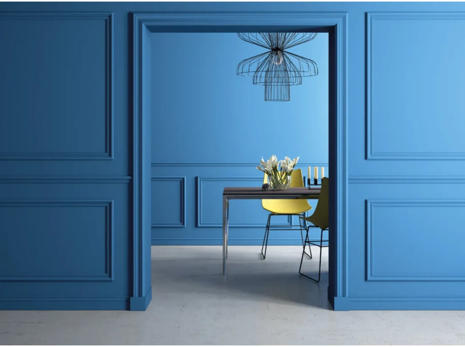 Plinthe décorative MD094 intégrée dans un décor mural bleu – moulures classiques – 200 x 9,4 x 1,2 cm