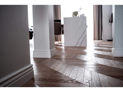 Plinthe décorative MD095 installée dans un intérieur moderne avec parquet bois - hauteur 12 cm
