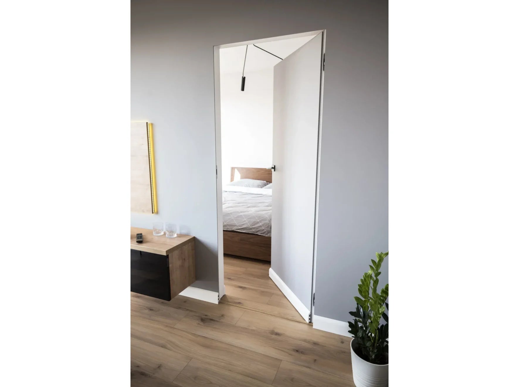 Plinthe blanche MD355 installée dans un couloir moderne – profil arrondi – hauteur 9,7 cm