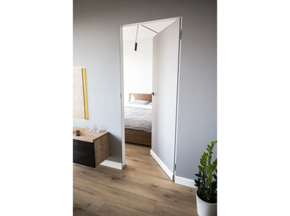 Plinthe blanche MD355 installée dans un couloir moderne – profil arrondi – hauteur 9,7 cm