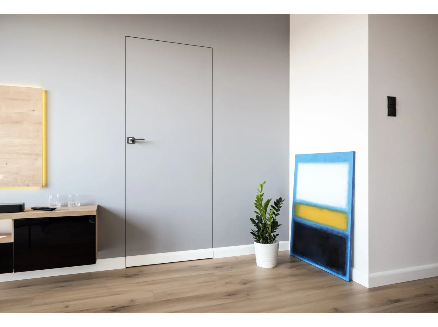 Plinthe décorative MD355 dans un intérieur contemporain avec porte affleurante – 200 x 9,7 x 1,8 cm