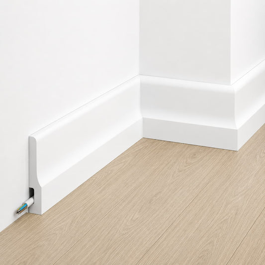 Plinthe décorative QS009 blanche – profil droit avec rainure courbe – passe-câble intégré – 200 x 10 x 1,6 cm