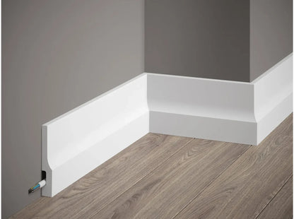 Plinthe décorative QS009 blanche – profil droit avec rainure courbe – passe-câble intégré – 200 x 10 x 1,6 cm