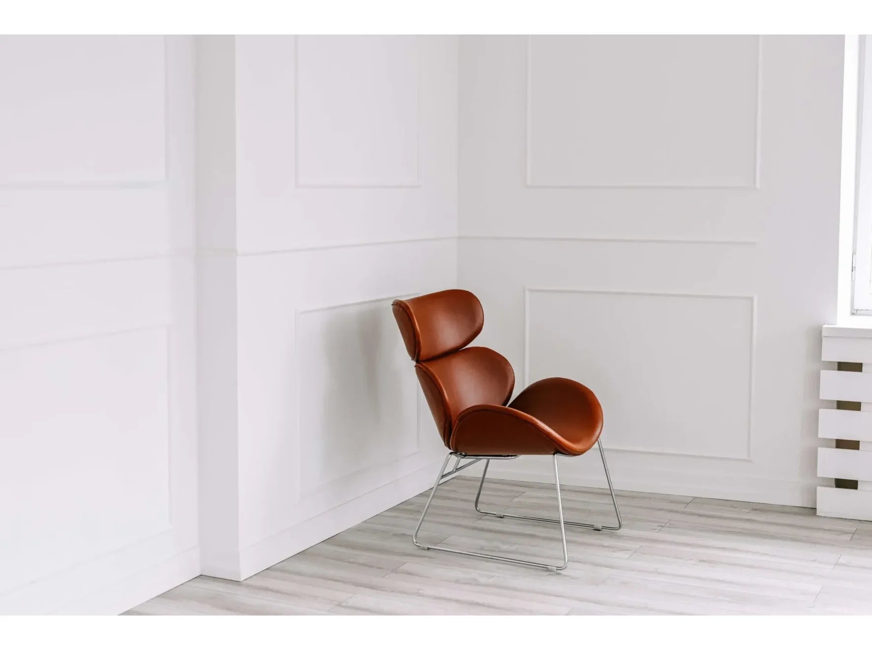 Plinthe blanche QS009 posée dans un intérieur minimaliste – design contemporain – 200 x 10 x 1,6 cm