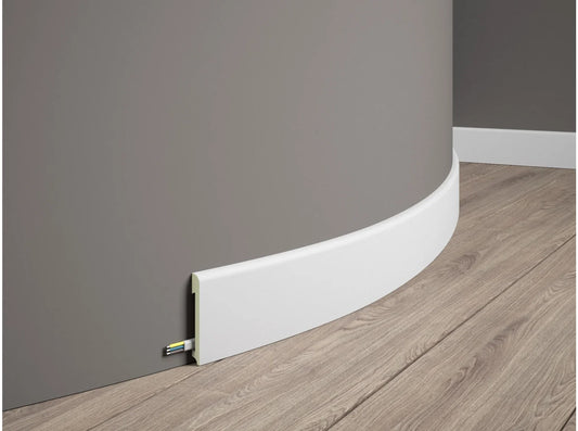 Plinthe flexible MD234F blanche 200 x 7,8 x 1,4 cm installée sur mur arrondi, idéale pour finitions murales courbes et passages de câbles
