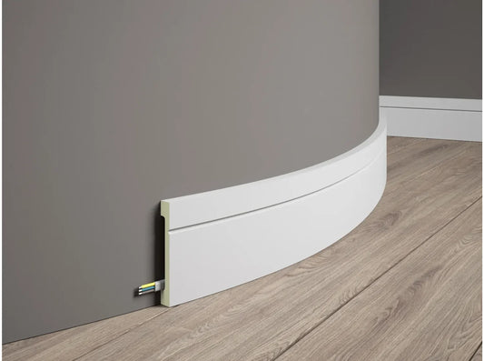 Plinthe flexible MD356F blanche 200 x 10,8 x 1,6 cm installée sur mur arrondi, finition design avec cache-câbles intégré.