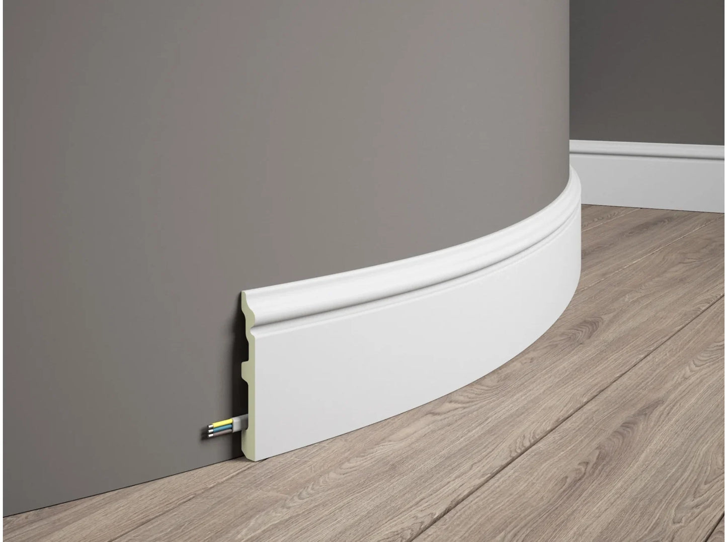 Plinthe flexible MD358F blanche 200 x 11,7 x 1,4 cm installée sur mur arrondi, design classique et cache-câbles intégré.