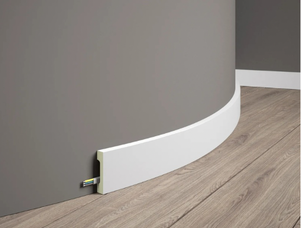 Plinthe flexible MD359F blanche 200 x 7 x 1,6 cm installée sur mur arrondi, parfaite pour finitions modernes et passages de câbles.
