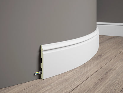 Plinthe flexible MD360F blanche 200 x 13,7 x 1,8 cm installée sur mur arrondi, design classique avec cache-câbles intégré pour finitions élégantes.