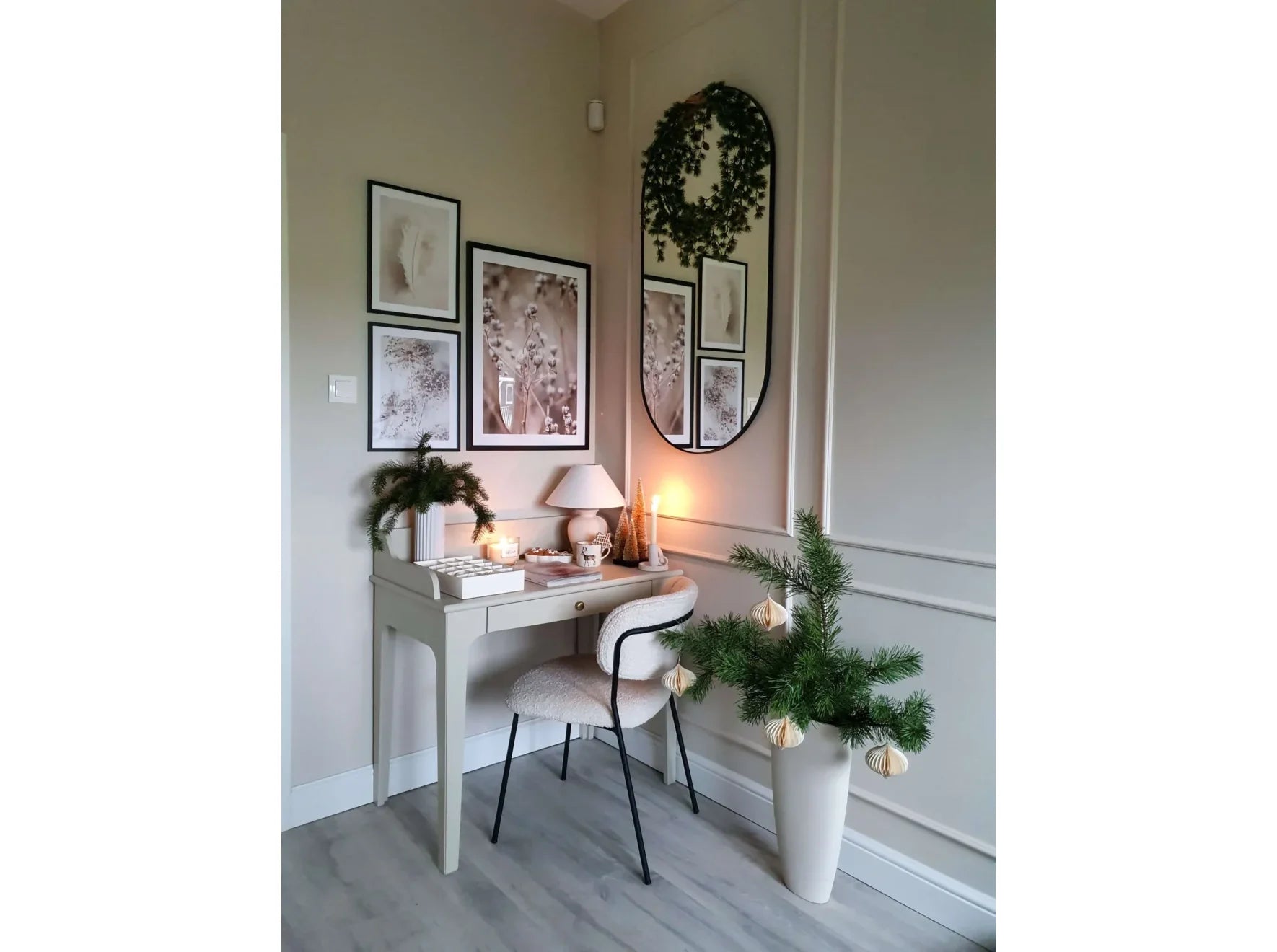 Plinthe blanche MD358 dans un coin bureau décoré pour Noël, ambiance cosy avec mobilier clair et sol gris bois