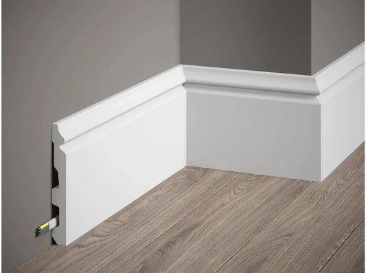 Plinthe décorative MD360 blanche avec moulure classique et passage de câbles, posée sur mur gris et sol imitation bois – dimensions 200 x 13,7 x 1,8 cm