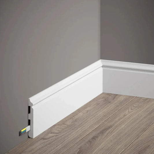  Plinthe blanche décorative MD018 installée sur un mur, hauteur 8 cm, résistante à l’humidité