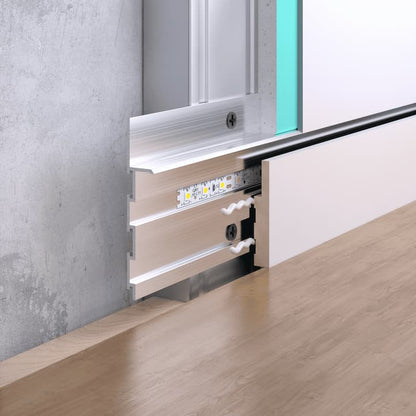 Détail du canal intégré pour bande LED dans la plinthe MDF