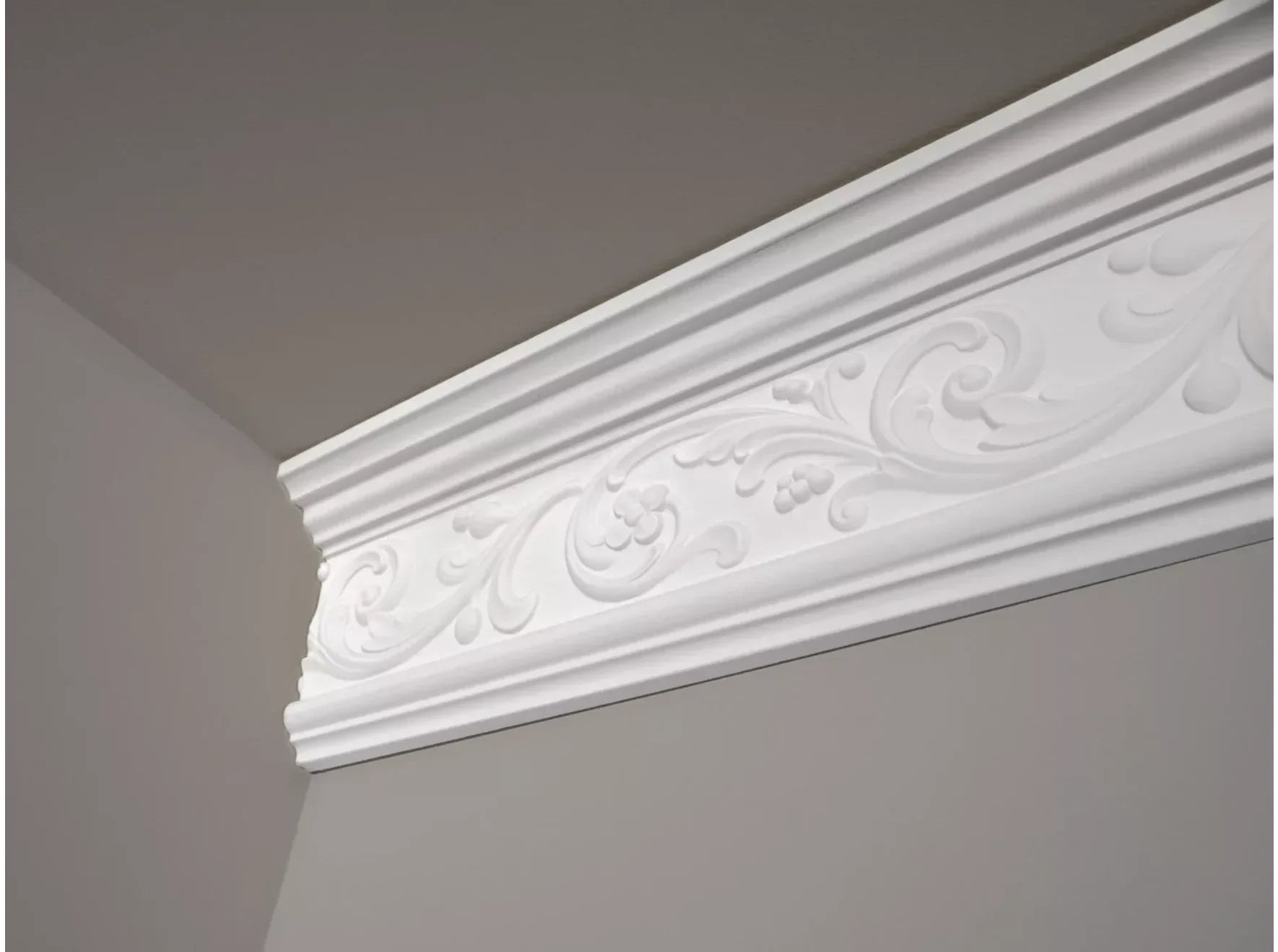 Corniche en plâtre ornée installée au plafond, motif floral classique pour décoration murale intérieure élégante Corniche en plâtre ornée installée au plafond, motif floral classique pour décoration murale intérieure élégante
