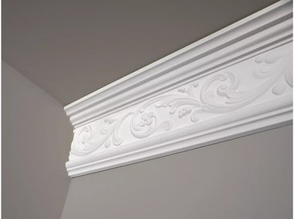 Corniche en plâtre ornée installée au plafond, motif floral classique pour décoration murale intérieure élégante Corniche en plâtre ornée installée au plafond, motif floral classique pour décoration murale intérieure élégante
