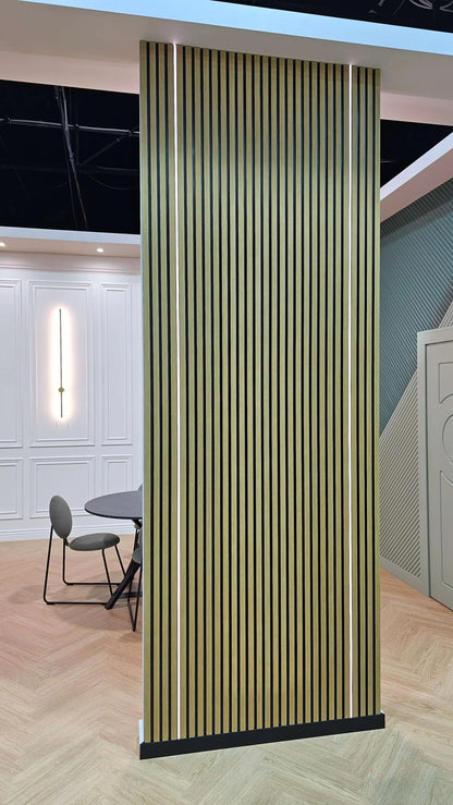 Profilé LED M4 noir en aluminium intégré dans un panneau mural design pour éclairage décoratif vertical moderne.