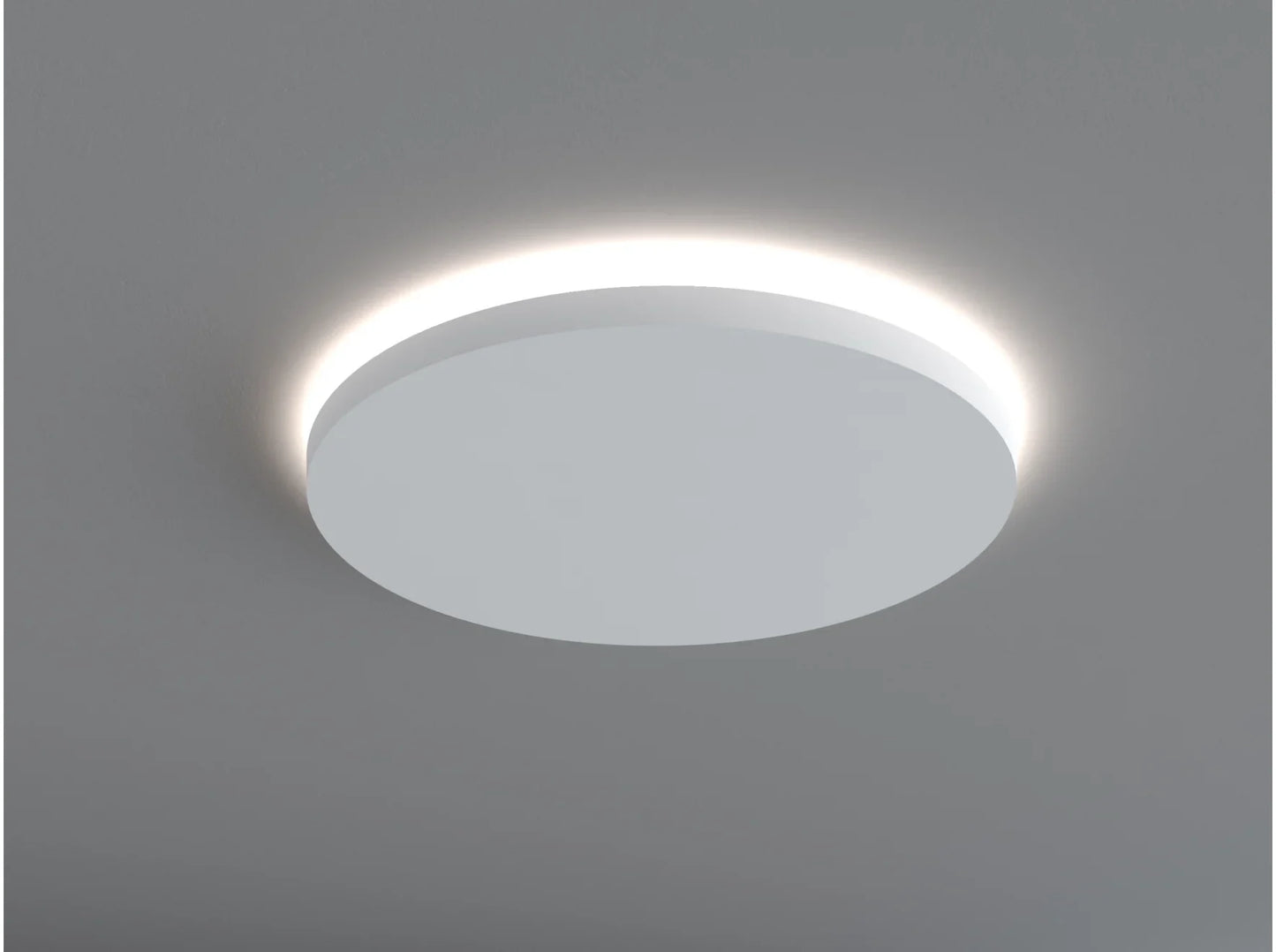 Rosace de plafond QR002 blanche de 51,5 cm de diamètre, installée au centre d’un plafond avec luminaire