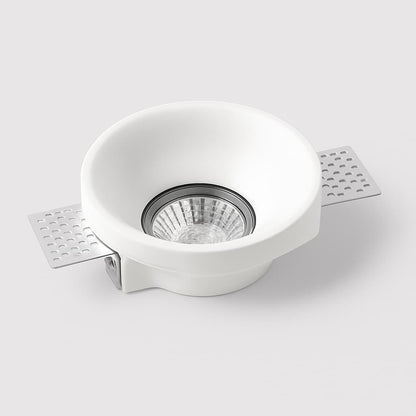 Spot invisible encastré en plâtre Ø100 mm, luminaire design à intégrer au plafond pour un éclairage moderne et discret.