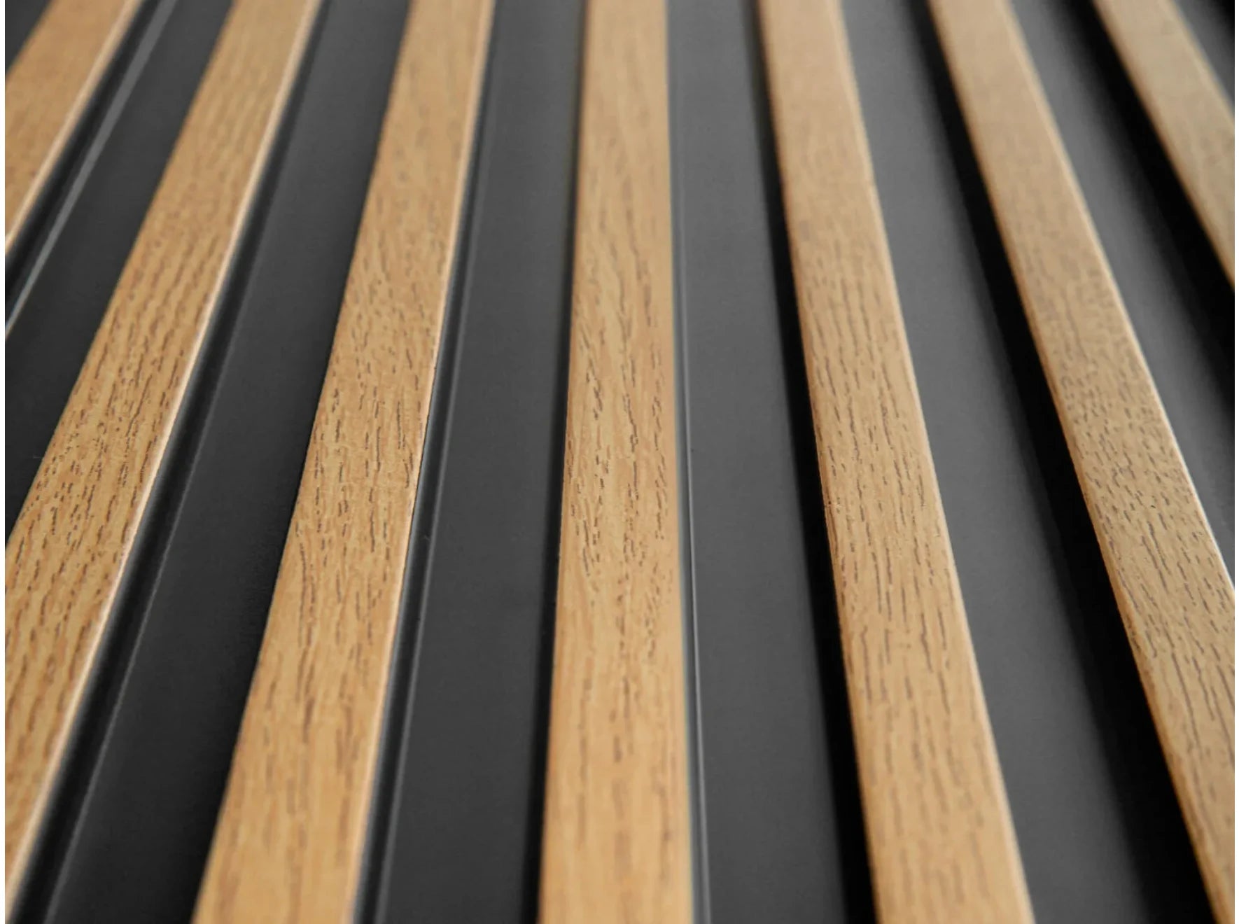 Zoom sur les lames du panneau mural 3D Stretto L0105 - effet bois chêne naturel avec fond noir acoustique