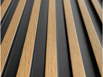 Zoom sur les lames du panneau mural 3D Stretto L0105 - effet bois chêne naturel avec fond noir acoustique